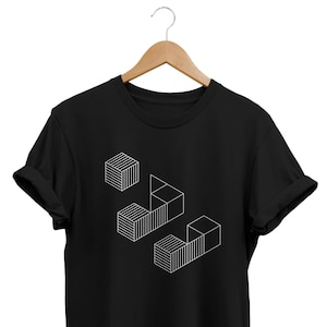 Peut inclure: Un t-shirt noir avec un motif géométrique blanc de cubes qui se chevauchent.