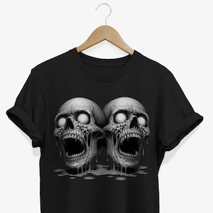 Op de afbeelding: Zwart T-shirt met een afbeelding van twee witte, druipende schedels met open monden.
