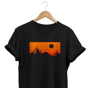 Retro Minimalist Sonnenuntergang T-Shirt | Berglandschaft Grafik-T-Shirt | Outdoor Geschenk