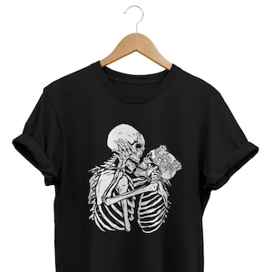 Skeleton Kissing T-Shirt: Gothic Valentine&#39;s Day Graphic Tee