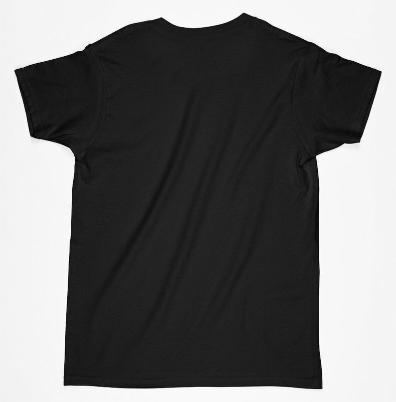 K&ouml;nnte beinhalten: Ein schlichtes schwarzes T-Shirt, von hinten betrachtet, mit Rundhalsausschnitt und kurzen &Auml;rmeln. Der Stoff scheint ein weiches, leichtes Material zu sein. Das Shirt ist knitterfrei und hat ein schlichtes, klassisches Design.