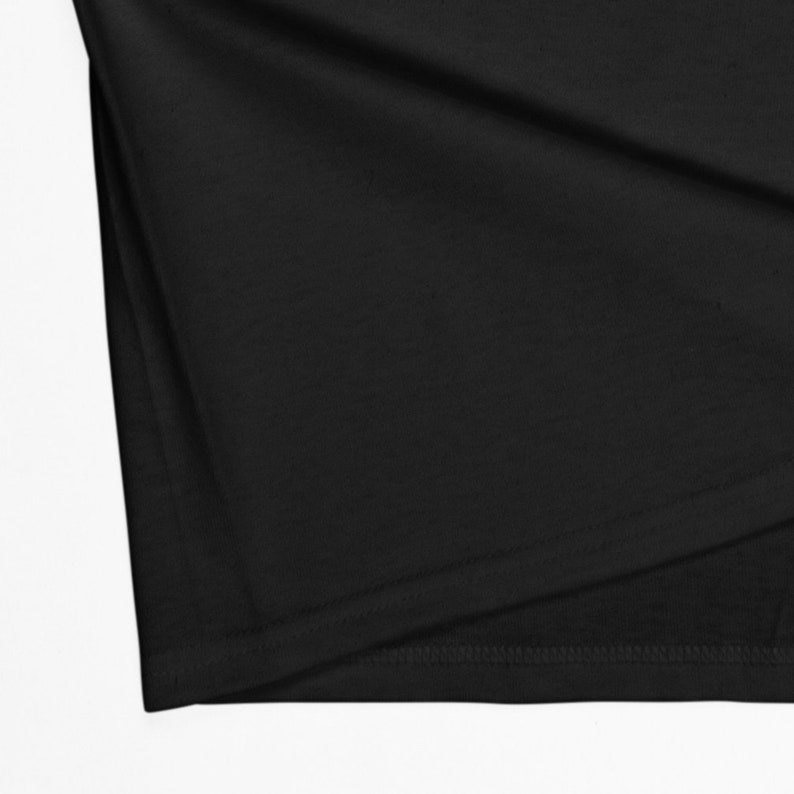 K&ouml;nnte beinhalten: Nahaufnahme eines schwarzen Stoffes, m&ouml;glicherweise eines T-Shirts oder eines anderen Kleidungsst&uuml;cks. Der Stoff ist glatt und scheint aus einem weichen Material zu bestehen. Das Bild ist gut beleuchtet, und die Details des Stoffes sind sichtbar.