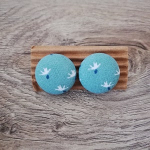 Monachella oorbellen, bronzen oorbellen, knop oorbellen, stoffen oorbellen, groene gestileerde oorbellen