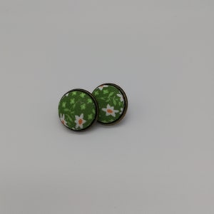 Lobe oorbellen, knop oorbellen, groene stof oorbellen, stip oorbellen, bloemen oorbellen