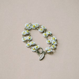 daisy chain bracelet image 3