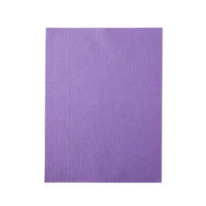 Pu&ograve; includere: Un quadrato di tessuto di feltro viola.