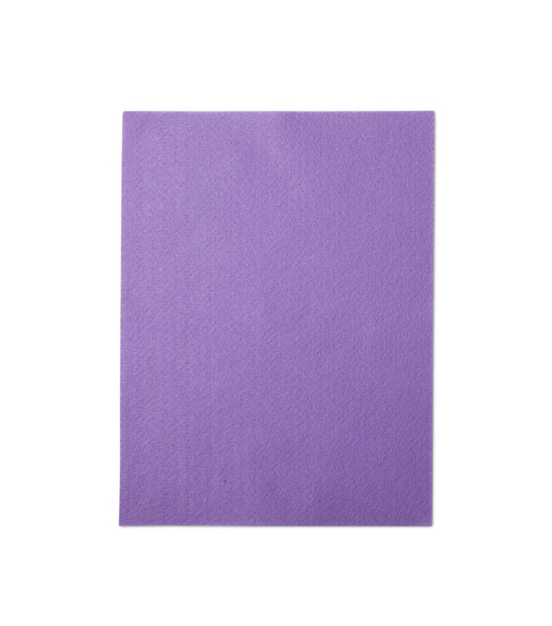 Pu&ograve; includere: Un quadrato di tessuto di feltro viola.