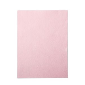 Pu&ograve; includere: Un quadrato di tessuto di feltro rosa chiaro.