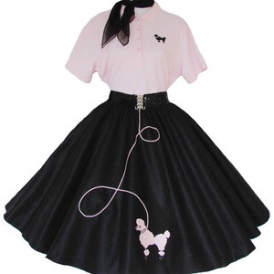 Pu&ograve; includere: Una gonna nera a pois con un design di un barboncino rosa e un guinzaglio. La gonna &egrave; abbinata a una camicia rosa a maniche corte e una sciarpa nera.