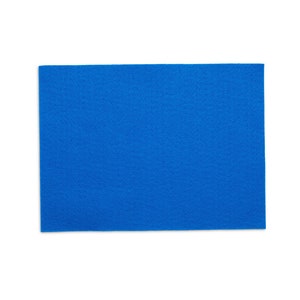 Pu&ograve; includere: Un foglio di tessuto di feltro blu brillante.