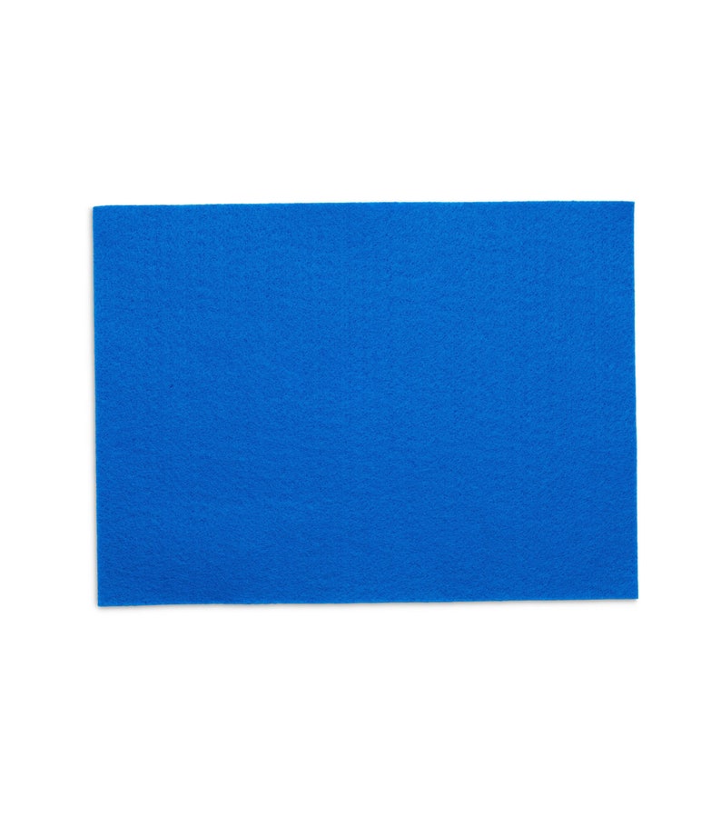 Pu&ograve; includere: Un foglio di tessuto di feltro blu brillante.