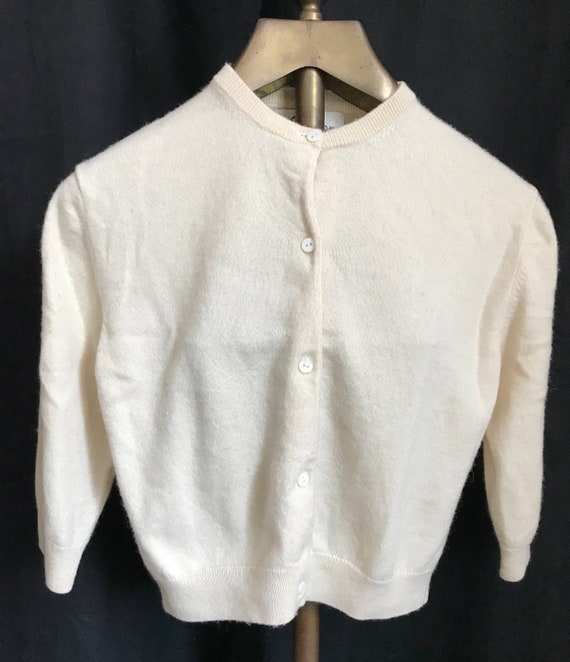 Vintage Sexy Pin-up Style Cream Cropped Cashmere Cardigan Shell Buttons