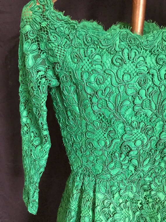 Arnold Scaasi Alencon Re-embroidered Lace Cocktail Dress Brilliant Green Off the Shoulder Portrait Neck XS