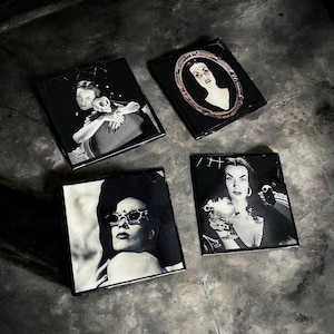 Puede incluir: Cuatro piezas de arte cuadradas en blanco y negro con retratos vintage. Las imágenes incluyen una mujer con una calavera, una mujer en un marco ovalado, una mujer con gafas de sol y una mujer sosteniendo un vaso.