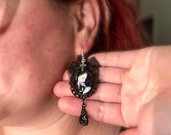 Theater of Schmerz Ohrringe, Ohrringe, Schmuck, Handgemachter Schmuck, Drop Down Ohrringe, Goth Schmuck, 80er Jahre Musik, Goth, New Wave Musik