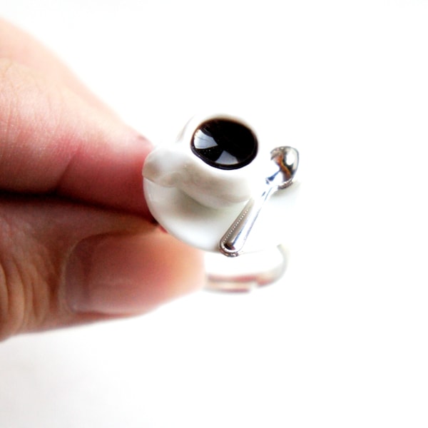 Miniatuur koffiekopring: voedselsieraden van hars
