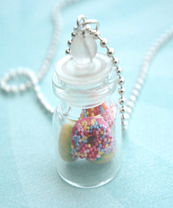 Espolvorear donas en un collar de frascos: joyas de alimentos -