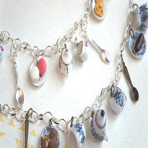 Teeparty Bettelarmband: Miniatur Keramik Teekanne, Polymer Clay Leckereien