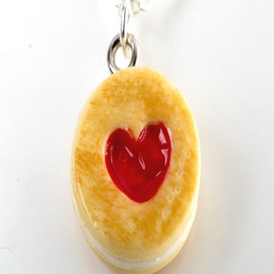 Strawberry Jam Filled Shortbread Cookie Necklace- gioielli alimentari in miniatura, collana di cibo, collana di biscotti
