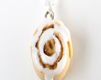 Ketting kaneelbroodje: handgemaakte miniatuur voedselsieraden van polymeerklei