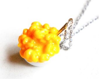 Collar de macarrones con queso: joyería de comida en miniatura de arcilla polimérica