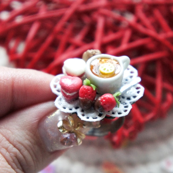 Valentine’s Français Macarons and Strawberries Tea Ring- bijoux alimentaires miniatures, anneau de tasse de thé