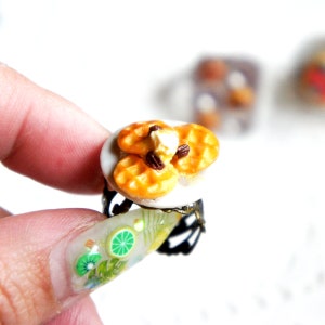 Butter Pecan Waffle Plate Ring- Miniatur Essen Schmuck, Essen Ring, Dessert Ring