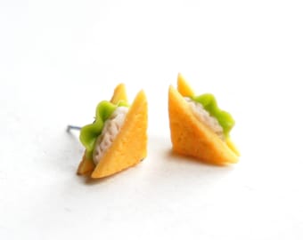Orecchini fatti a mano a forma di panino al tonno in miniatura: gioielli alimentari in pasta polimerica