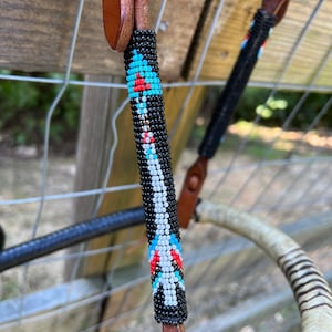 Op de afbeelding: Set van drie keramische mokken met een gespikkelde, cr&egrave;mekleurige glazuur. Elke mok heeft een handgeschilderd ontwerp: een zon, een maan en een ster. De mokken hebben een eenvoudig, modern ontwerp met een comfortabel handvat.