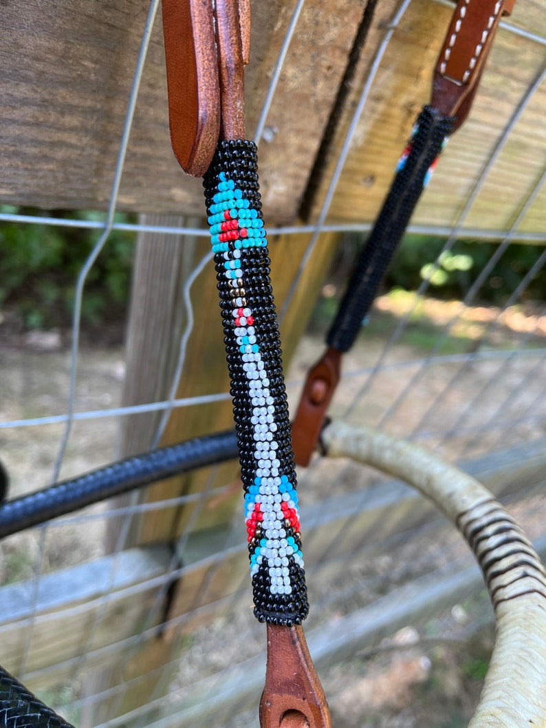 Op de afbeelding: Set van drie keramische mokken met een gespikkelde, cr&egrave;mekleurige glazuur. Elke mok heeft een handgeschilderd ontwerp: een zon, een maan en een ster. De mokken hebben een eenvoudig, modern ontwerp met een comfortabel handvat.