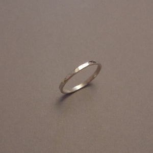 Simplicidade Sterling Silver Hammered Ring