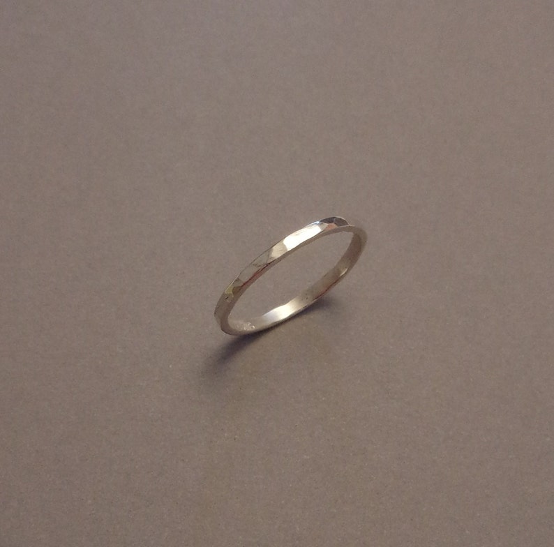 Bague fine en argent massif martelé entièrement faite à la main . Fabriquée sur commande, expédition en 5 jours. Choisissez la largeur : 1,5 mm ou 2 mm.