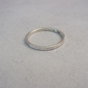 Anillo Simplicidade de Plata de Ley Martillada imagen 5