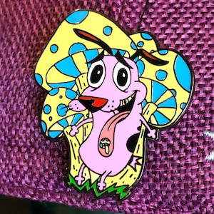 Der feige Hund geht auf Pilzreise Pin - Glow In The Dark, Hard Enamel Pin, Erwachsene schwimmen, Musik Festival Pin, lustiger Cartoon Pin
