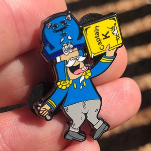 Captain ketamine pin – grappige cartoon speciale K pin, 1,5" muziekfestival geïnspireerde reversspeld, hard email, dubbele post, genummerd gestempeld