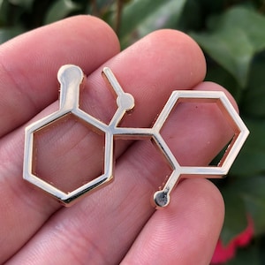 Speld ketaminemolecuul – gouden en zilveren afwerking, reversspeld 1,5 inch, accessoire voor scheikundeliefhebbers, dubbele paal, Special K Art by MKP