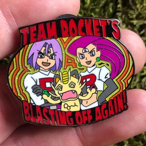 Team Rocket Blasts Off DMT Hut Pin - Lustiger Cartoon Pin, Anime Pin, Limitierte Auflage Sammlerstück, Geschenke für Gamer Fans, mit Glitzereffekt