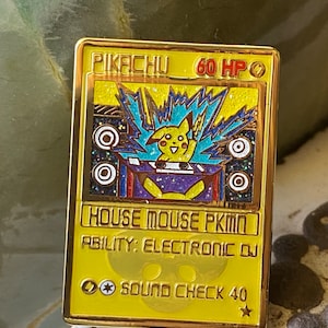 DJ Pika Trading Card Hat Pin – Limitierte Auflage Pika Rave Pin, Anime & Gamer Geschenk, Festival Mode-Accessoire von MKP, Rare Anime Pins