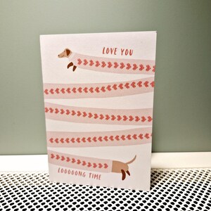 Valentijnskaart ‘Love You Loooong Time’ – Grappige Wenskaart voor Teckelliefhebbers en Hondenfans – Uniek Cadeau