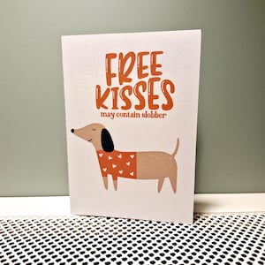 Grappige Valentijnskaart – ‘Free Kisses (May Contain Slobber)’ – Voor Hondenliefhebbers en Teckelfans