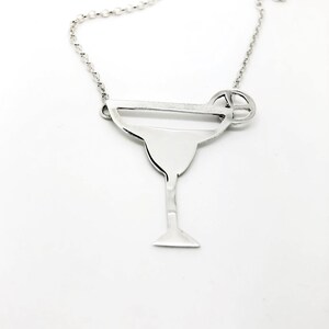 Collier en argent avec verre à cocktail Margarita avec carte de recette de cocktail
