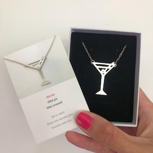 Collier en argent avec verre à cocktail à martini et carte de recette de cocktail