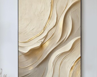 Op de afbeelding: Grote abstracte wandkunst met een textuur in crème en vloeiende, golfachtige patronen met gouden accenten. Het kunstwerk is zwart omlijst en hangt boven een witte bank in een lichte kamer. De kamer heeft een trap.