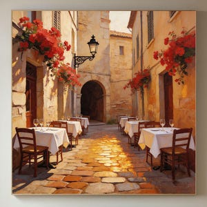 Può includere: Dipinto incorniciato raffigurante una scena di strada italiana soleggiata. Tavoli con tovaglie bianche e sedie sono allestiti all'esterno dei ristoranti. Fiori rossi cadono dalle fioriere. La strada acciottolata conduce a un portale ad arco. Una lanterna nera è appesa al muro.
