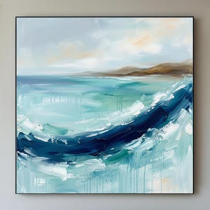 以下が含まれることがあります： 青、ターコイズ、白の色合いの抽象的な海の風景画。このアートワークは、波と地平線を描いた太い筆致が特徴で、黒いフレームに入っています。絵画は濃い灰色のベンチの上に展示されています。