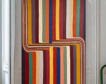 Puede incluir: Impresión artística abstracta con rayas verticales en varios colores, incluyendo rojo, amarillo, azul y verde. Las rayas están dispuestas simétricamente con un desplazamiento horizontal en el medio. La obra de arte está enmarcada en un marco negro.