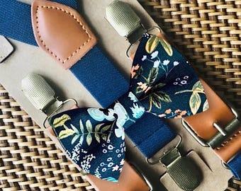 Set marineblauwe vlinderstrik met bloemen en marineblauwe bretels, bruidsjonkers, outfits voor bruiloft, bruidegom en ringdrager
