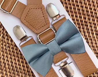 Stoffige blauwe vlinderdas en leren bretels, trouwoutfit ringdrager bruidsjonkers