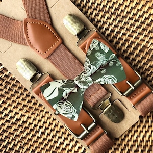 Bretelle marroni con papillon floreale color oliva, papillon floreale, papillon da uomo, papillon da ragazzo con papillon, tessuto Rifle Paper Co.