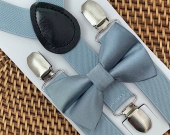 Stoffige blauwe vlinderdas en bretels, outfit trouwring aan toonder, bruidsjonkers bruidegom